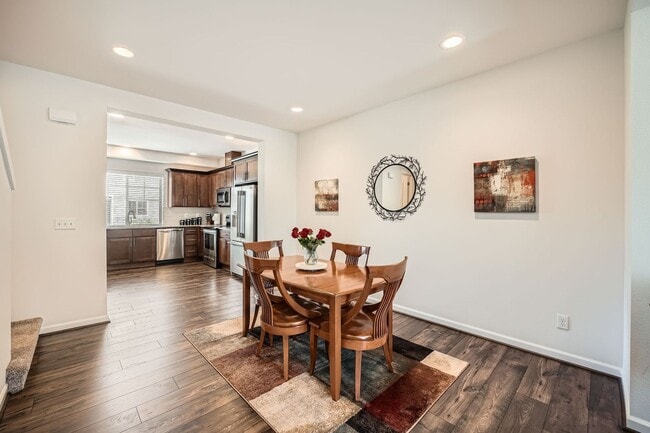 Building Photo - Modern Furnished Townhome in Prime Kent Lo...
