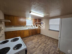 Building Photo - 4210 E Hillcrest Dr