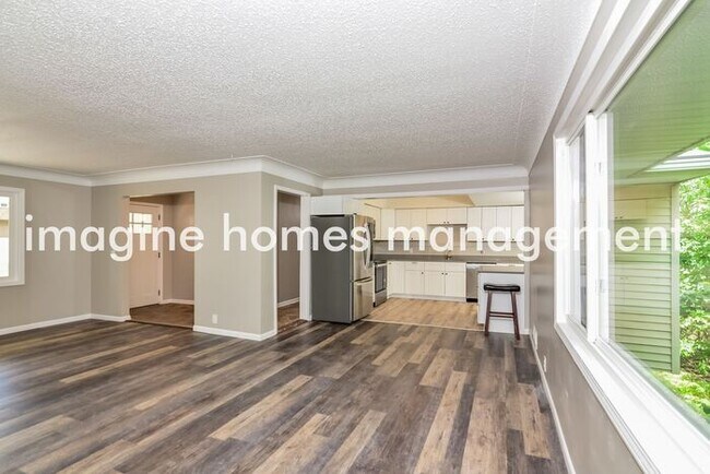 Building Photo - Large 4 Bedroom Single Family Home in Minn...