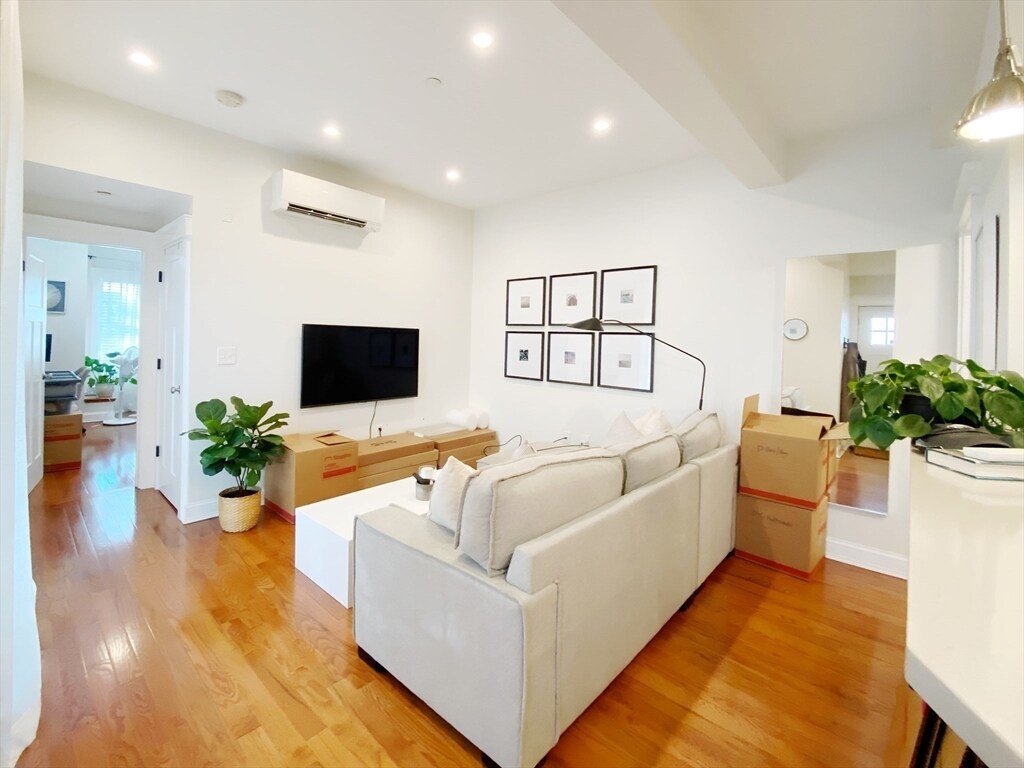 Foto principal - 108-110-110 Webster St