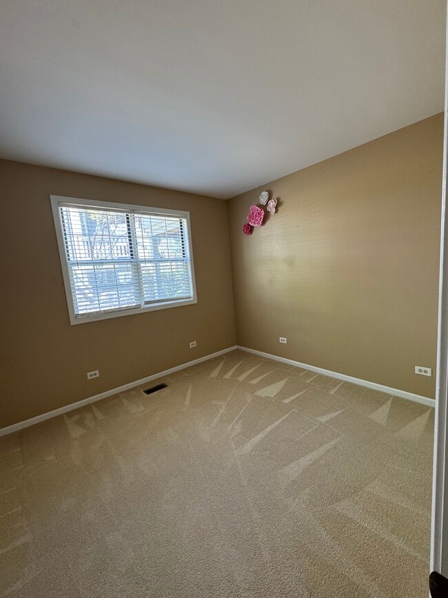 Building Photo - 581 W Parkside Dr