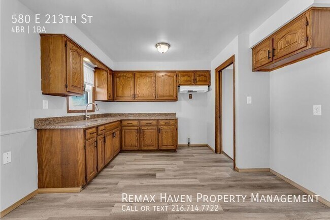 Foto del edificio - 580 E 213th, Euclid -  Stunning 4 bedrooms...