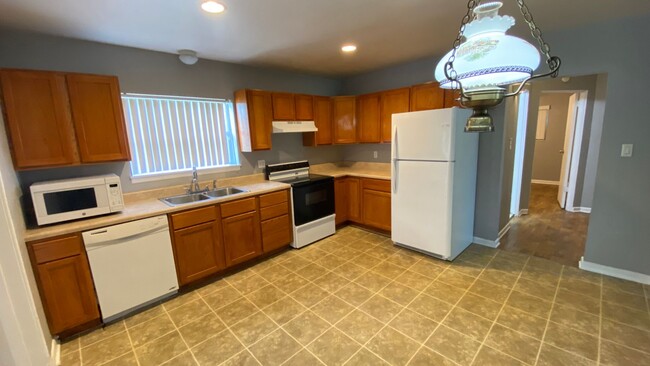 Building Photo - 2 Bedroom, 1 Bath Home with Bonus Room in ...