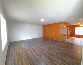 Building Photo - 501 E Reagan St