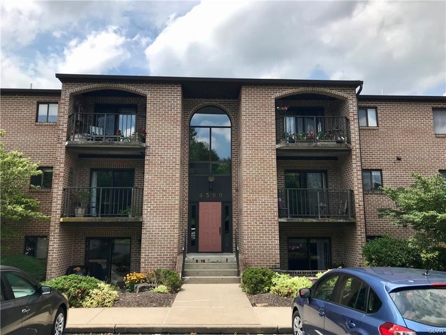 Building Photo - 4509 N Hedgerow Dr