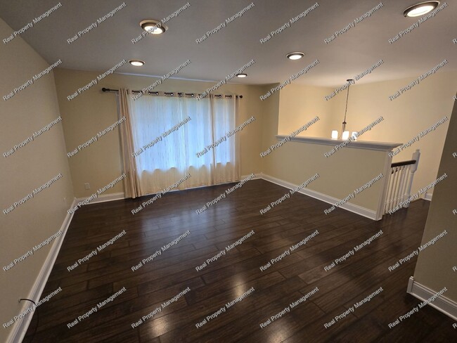 Building Photo - Three Bedroom Bi-Level