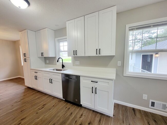 Building Photo - Updated 4-Bed 2-Bath Home W/ Detached 3-Ca...