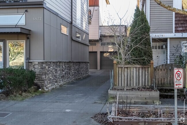 Entrada - 4418 Meridian Ave N