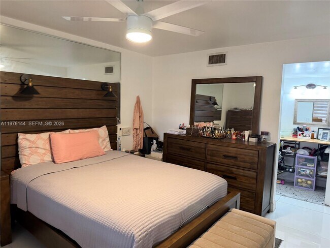 Building Photo - 20170 NE 3rd Ct