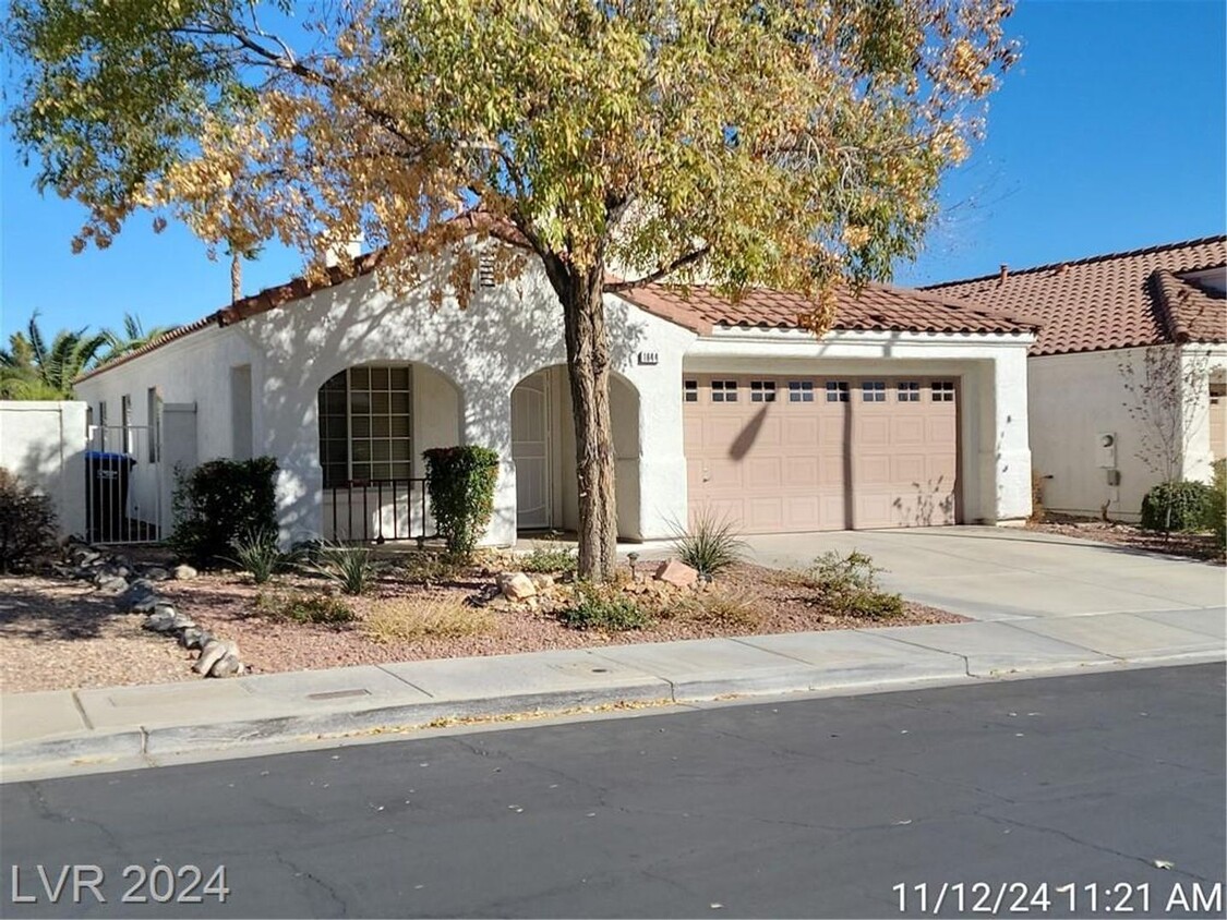 Foto principal - GREEN VALLEY RANCH BEAUTY LOCATED IN GATED...