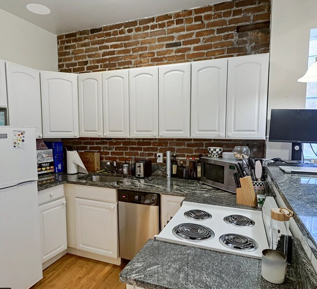 Foto del edificio - Charming North End 2-Bed with AC & No Broker Fee!