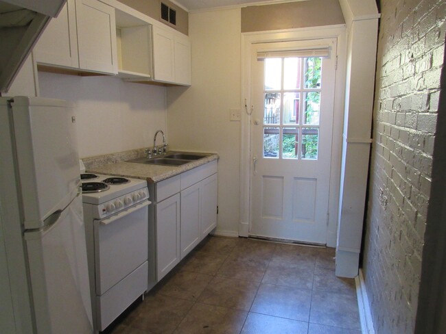 Building Photo - 321 W Elm St