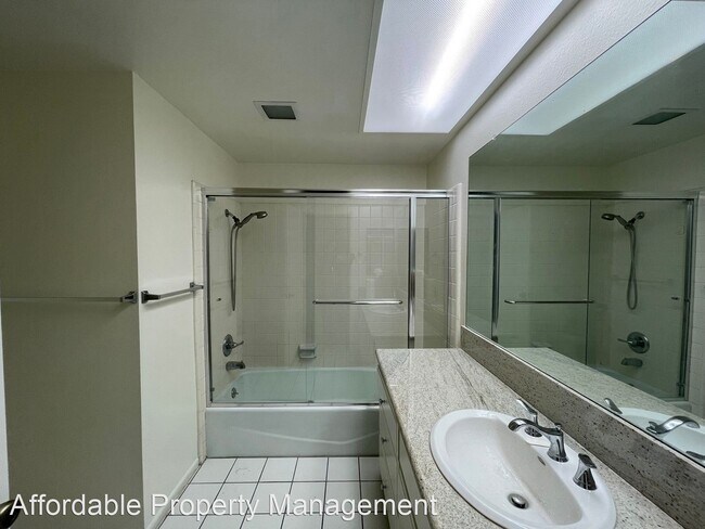 Building Photo - 3 br, 2.5 bath House - 645 W. Leadora Ave.