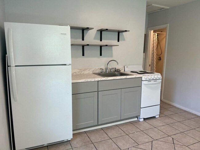Building Photo - 1294 US-1 Apt F