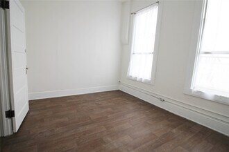 Building Photo - 211 W Milam St