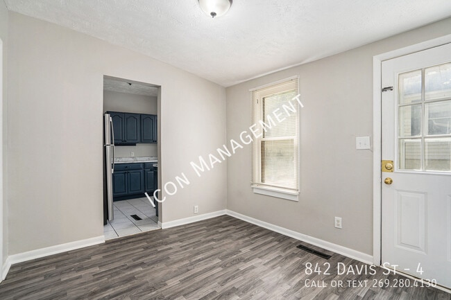 Building Photo - 842 Davis St
