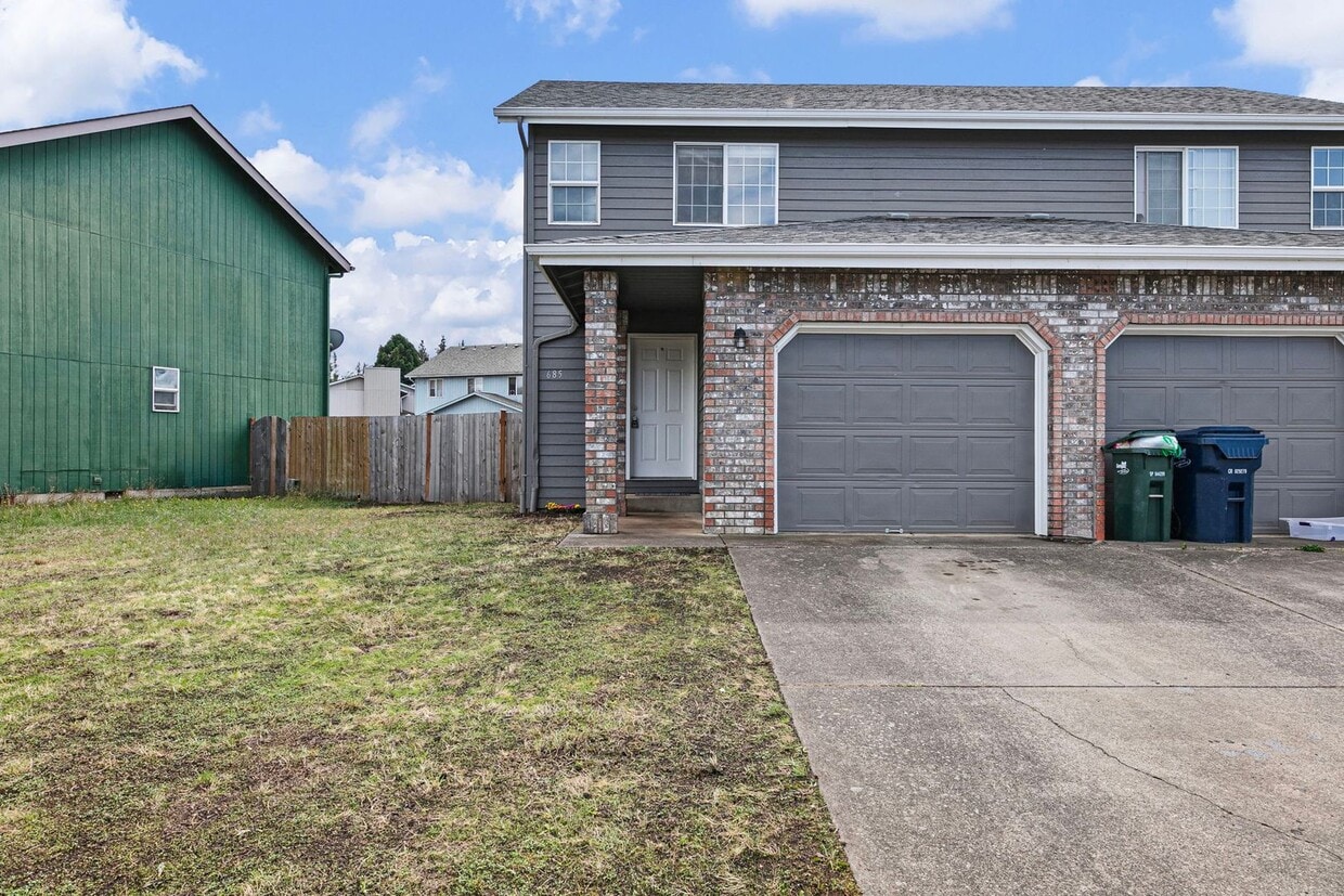 Foto principal - Fantastic 3-Bedroom, 1.5-Bath Duplex With ...