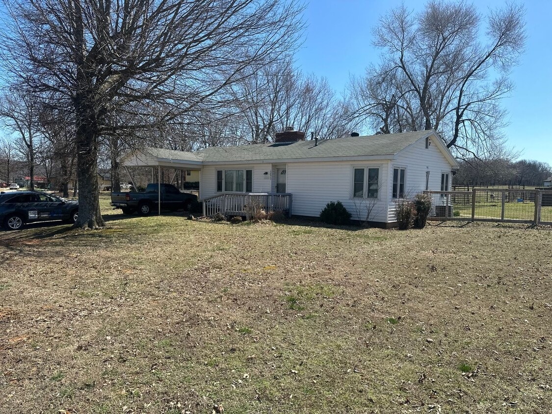 Primary Photo - 2-Bedroom, 1-Bathroom Home. Country Living...
