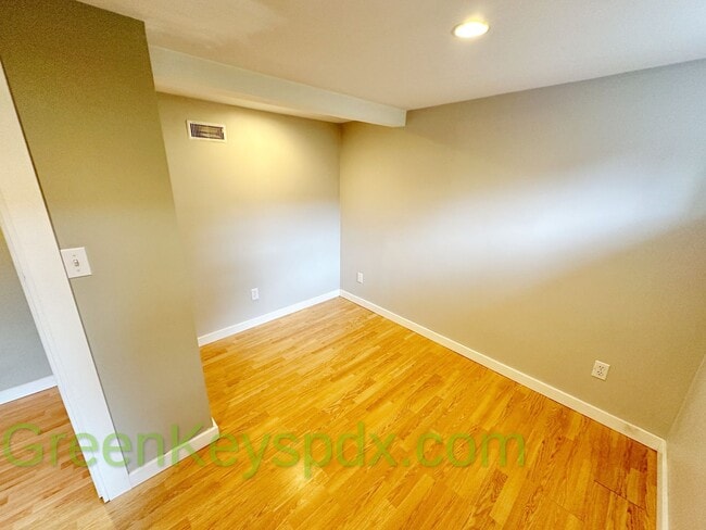 Building Photo - 3-bedroom, 2.5-bathroom Craftsman house in...
