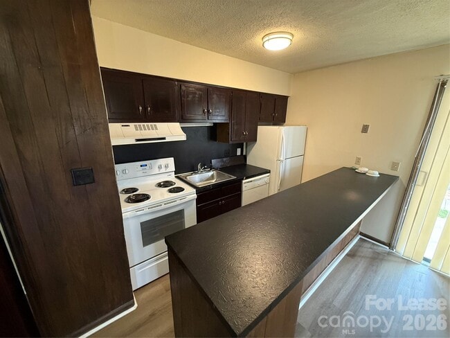 Foto del edificio - 810 10th St Blvd NW