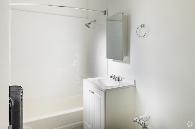 1BR, 1BA - 525SF - Bathroom - The Onyx on Carmen