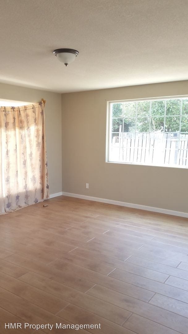 Building Photo - 3 br, 1 bath House - 9820 Hemlock Ave
