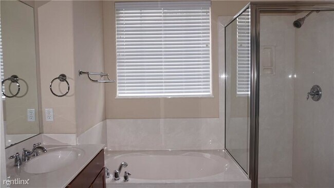 Building Photo - 3 br, 2.5 bath  - 6715 Windrift Way Apt 11