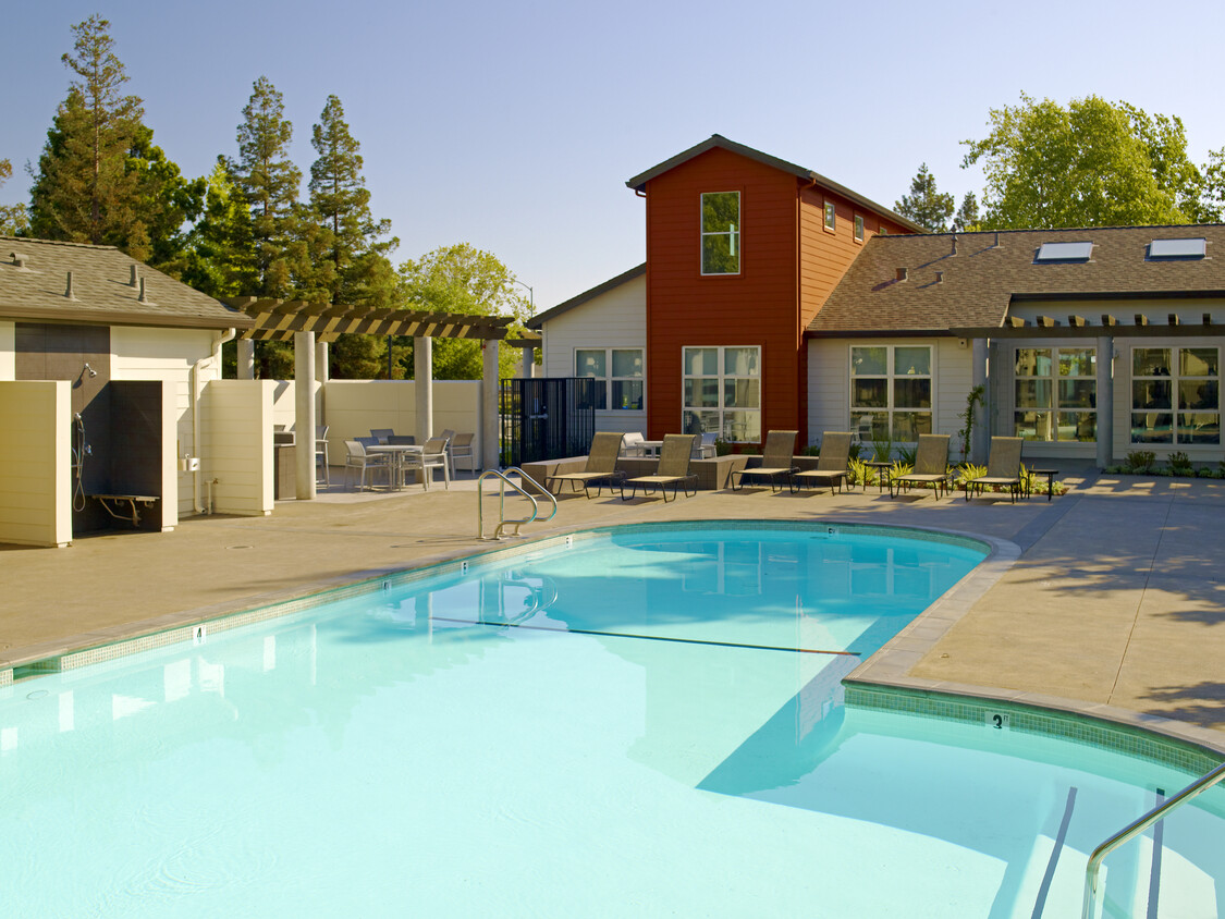 Piscina, terraza con asientos de salón - eaves Fremont