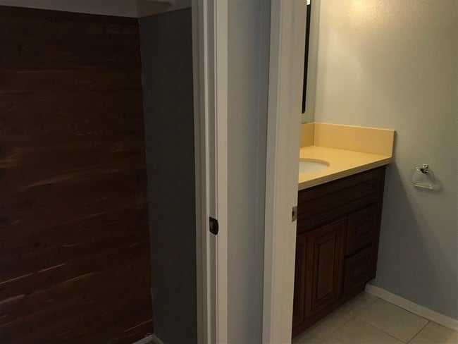 remold 1/2 bath&closet - 2971 Plaza del Amo