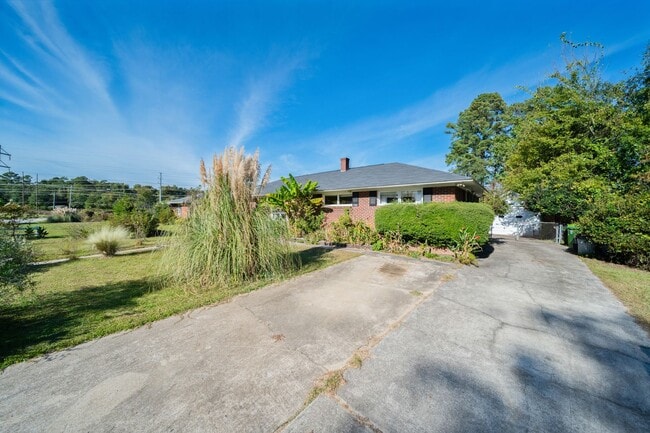 Building Photo - Cozy 4-Bedroom 2 bath home. MOVE -IN BY 12/31 AND RECEIVE HALF OFF FIRST MONTH'S RENT!!!!!!!