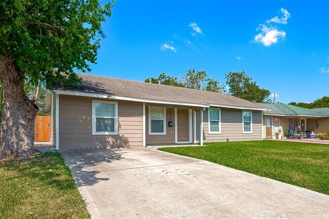 Foto del edificio - 2403 Huntington Dr