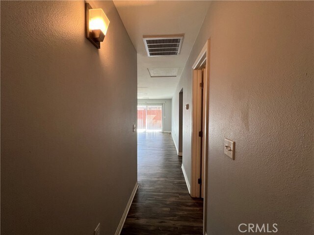 Foto del edificio - 1265 Olive Tree Ln