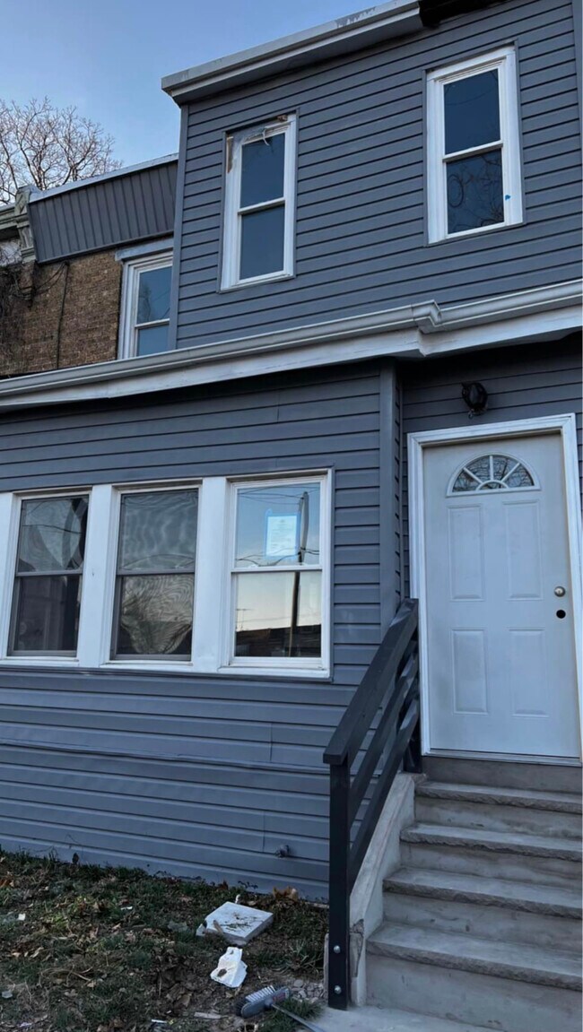 Building Photo - 215 N 10th St