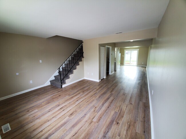 Building Photo - 5815 Creekview Ct W