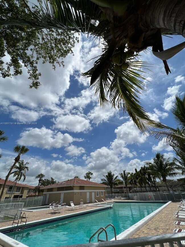 Foto del edificio - 9992 Twin Lakes Dr