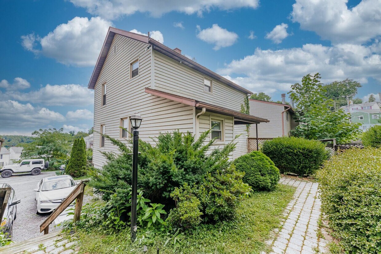 Primary Photo - 3 Br. 1 Ba. House in Morgantown - Availabl...