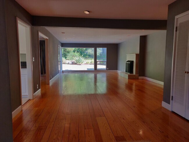 Building Photo - 2317 Oakdale Rd