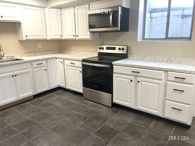 Building Photo - 2BR 1BA Ground Bi-level Apartment Availabl...