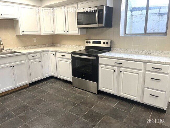 Foto del edificio - 2BR 1BA Ground Bi-level Apartment Availabl...