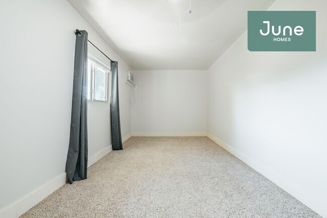 Building Photo - ROOM ONLY in 3-bed/2.5-bath Home