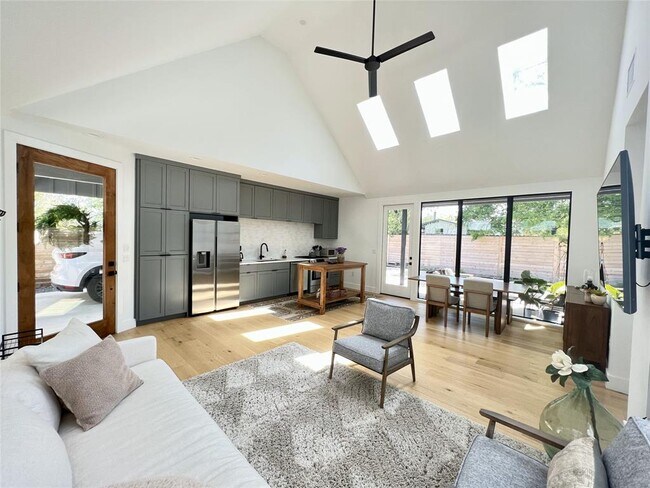 Foto del edificio - 7809 Mullen Dr