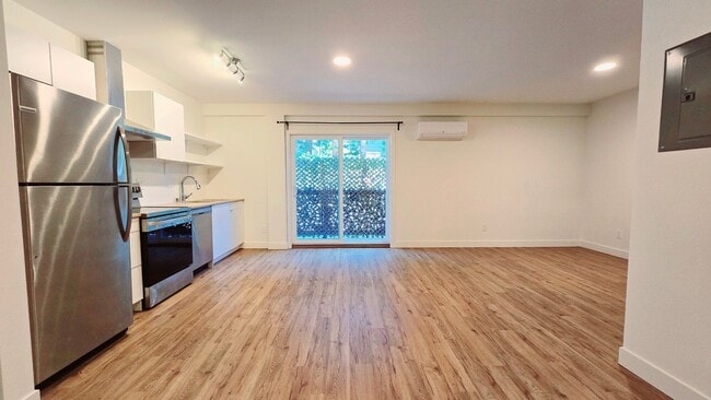Foto del edificio - Redwood City: Remodeled Studio w/ Laundry In Unit & Parking Included