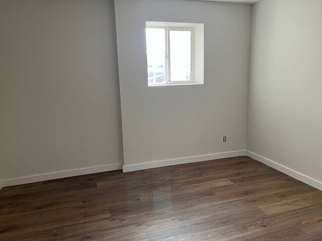 Building Photo - 2 Bed 1 Bath Unit in Olds, AB