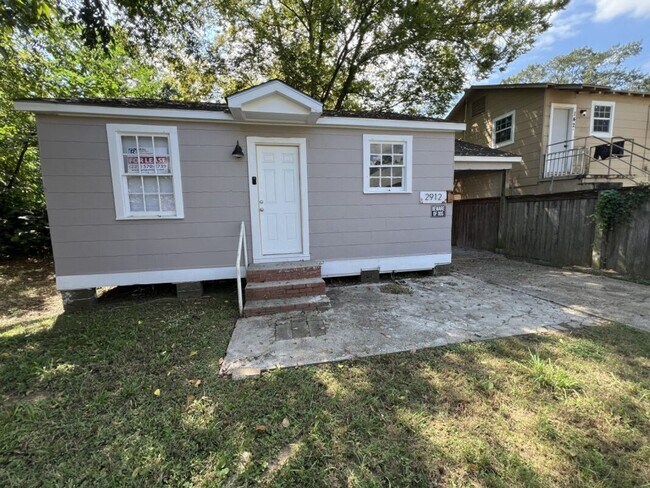 Building Photo - 1 bedroom, 1 bathroom house located in Bat...