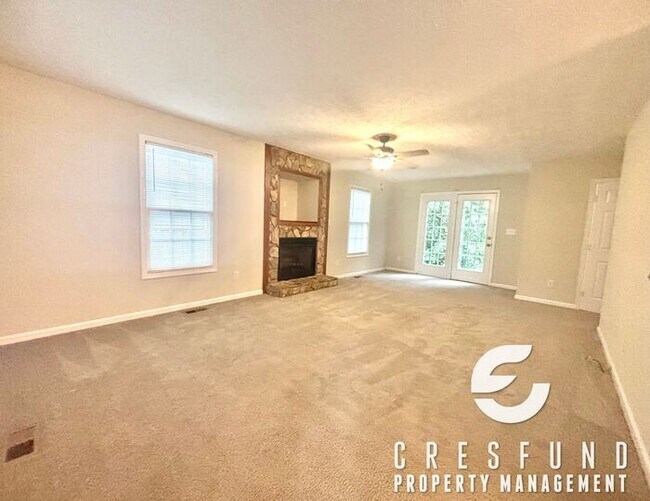 Building Photo - Comfort, Style, and Space - 15 MIN FROM FT...