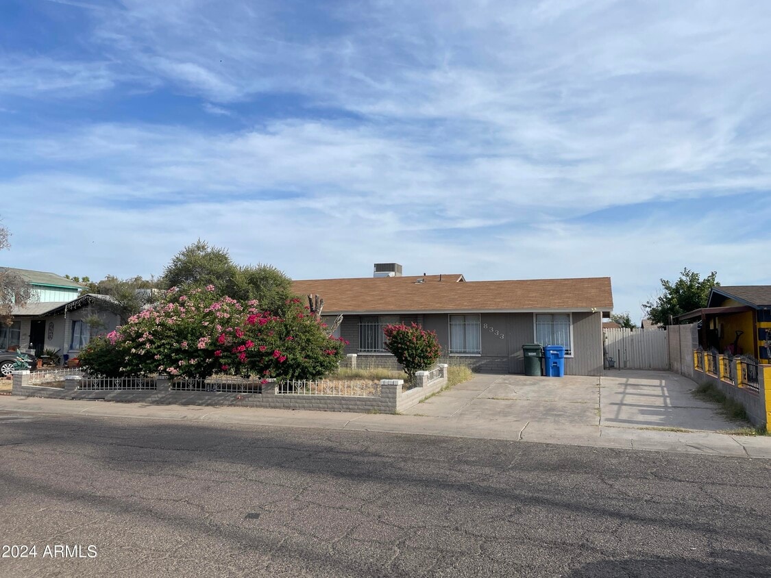 Foto principal - 8333 W Roma Ave