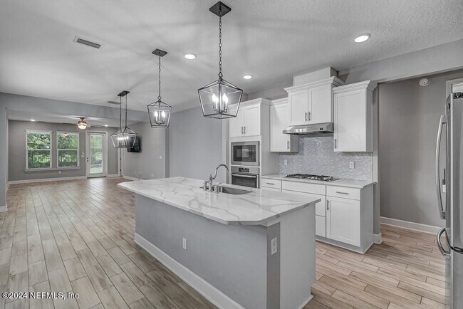 Foto del edificio - 588 Vista Lake Cir