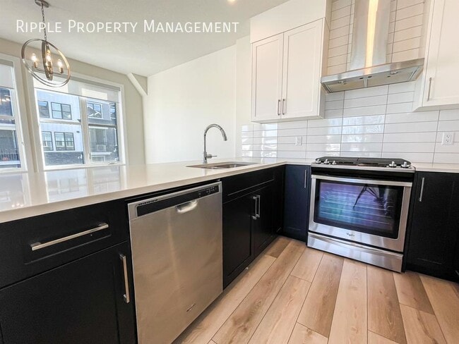 Photo du bâtiment - STUNNING 3 BEDS+ DEN/ 2.5 BATHS TOWNHOUSE