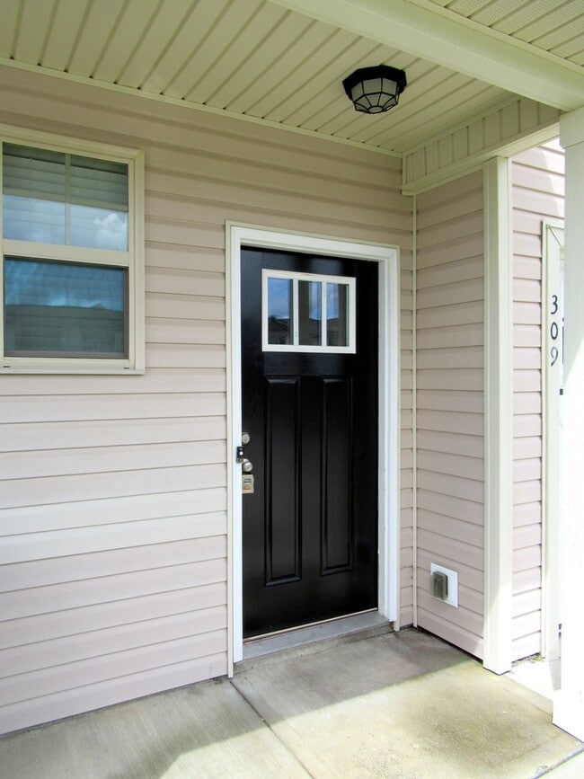 Building Photo - Three Bedroom Townhome in Richlands Close to Everything!!