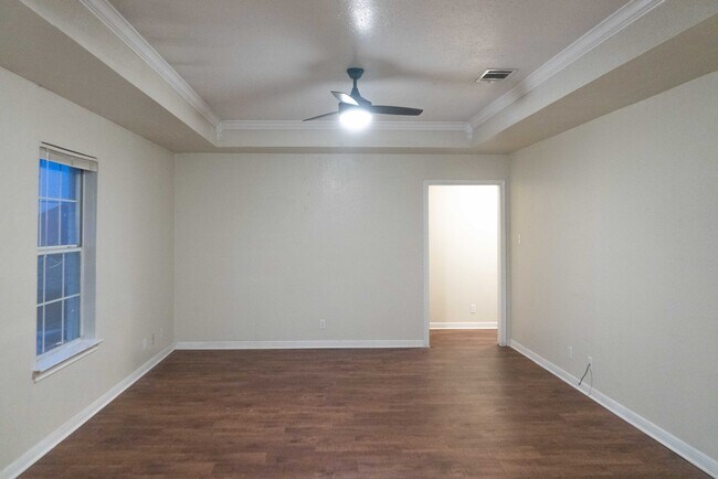 Good Sized Living Room, the ceilings are inset creating extra height, no more hitting your hands on - 1231 Wood Ave